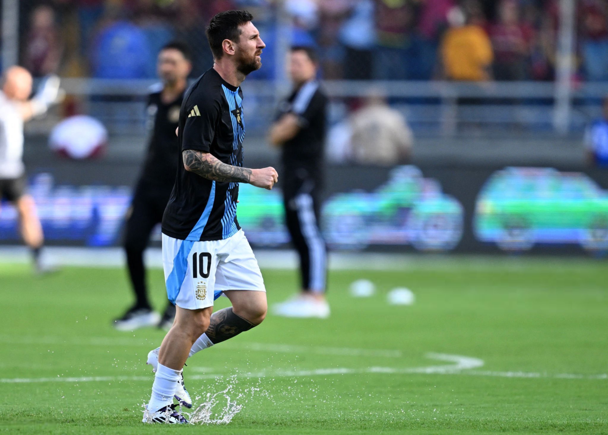 تعویق جدال آرژانتین و ونزوئلا به دلیل شرایط جوی + عکس