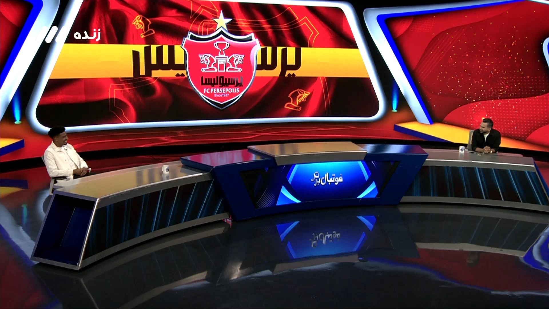 نحوه ارتباط کلامی ایوب با سایر بازیکنان پرسپولیس چگونه است؟