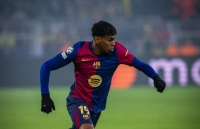 جایزه پسر طلابی در دستان لامین یامال + عکس