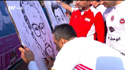 امضای بازیکنان منتخب 98 روی عکسهایی از مرحوم میناوند و انصاریان