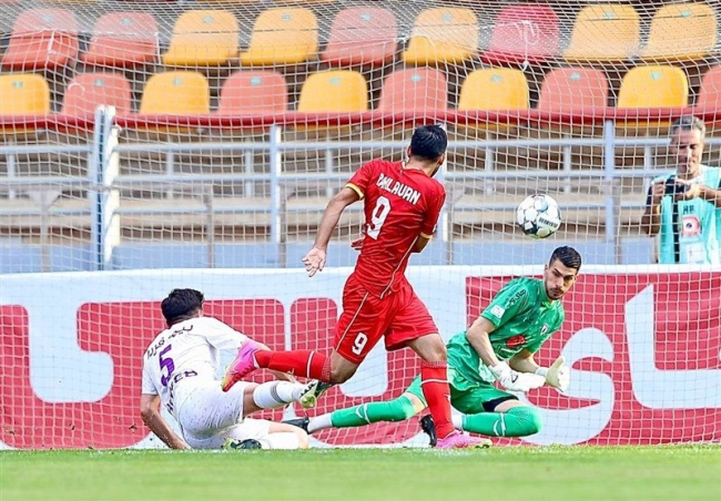 توقف ۲۰ دقیقه‌ای بازی فولاد - تراکتور برای هیچ و پوچ!