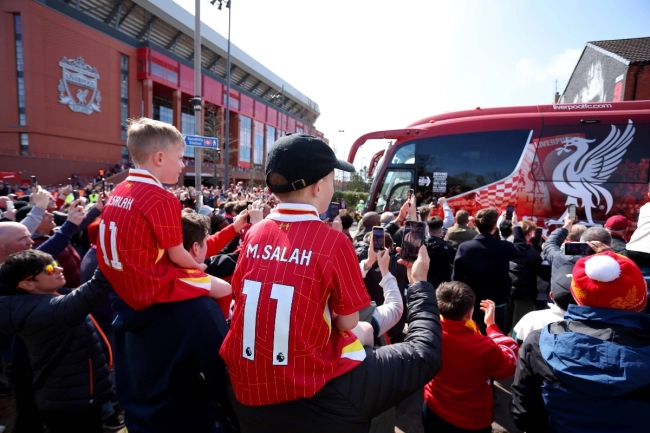 در انتظار قهرمانی؛ استقبال پرشور هواداران لیورپول از بازیکنان این تیم در مقابل آنفیلد + عکس