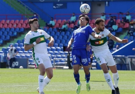 خوردن تخمه آفتابگردان در این استادیوم ممنوع!