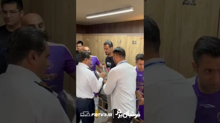 اختصاصی | اهدای گل به عنوان هدیه از سوی تیم راهور به ستارگان دهه شصت