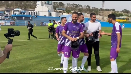 اختصاصی | مراسم ابتدای مسابقه و اهدای کلاه ایمنی به تیم ستارکان دهه شصت