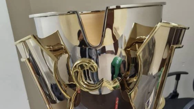 رونمایی از جام و مدال‌های قهرمانی تراکتور تبریز در اهواز