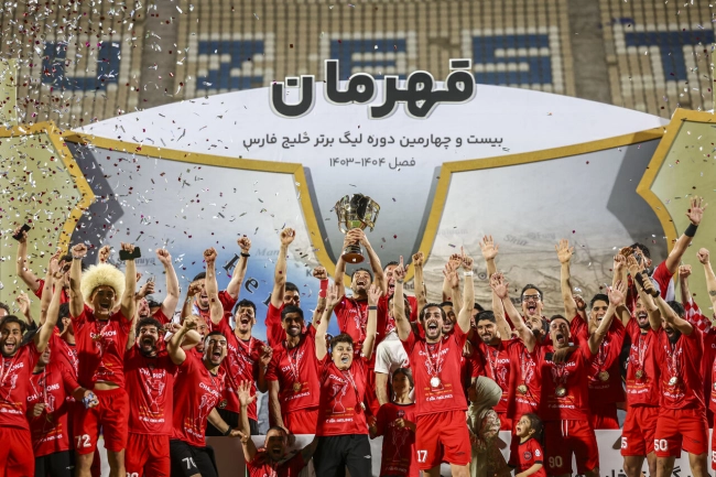 جام قهرمانی روی دستان بازیکنان تراکتور؛ پایان خوش یک فصل فوقالعاده