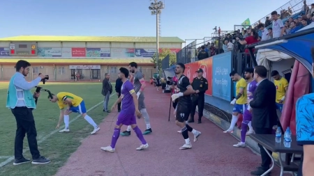 لحظه ورود تیم داوری و بازیکنان صنعت نفت و آریو به زمین