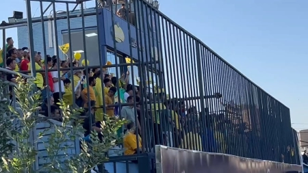 تشویق های هواداران صنعت نفت آبادان