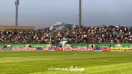 تشویق تماشاگران آریو اسلامشهر در دیدار مقابل صنعت نفت