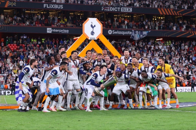 گزارش تصویری از جشن قهرمانی تاتنهام در لیگ اروپا