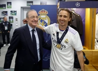 گریه فلورنتینو پرز در مراسم خداحافظی آنچلوتی و مودریچ از رئال مادرید + عکس