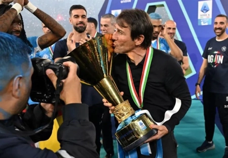 کونته ماندنش در ناپولی را تأیید کرد