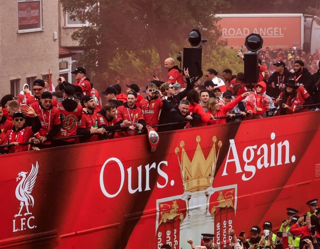 رژه خیابانی هواداران لیورپول پس از قهرمانی در لیگ برتر انگلیس + عکس