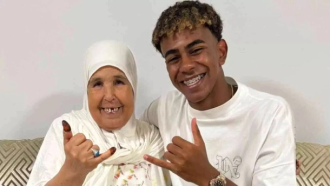 احترام یامال به مادربزرگش