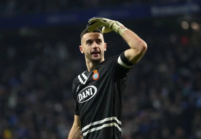 بارسلونا برای جذب دروازه‌بان اسپانیول رقیبی بزرگ پیدا کرد