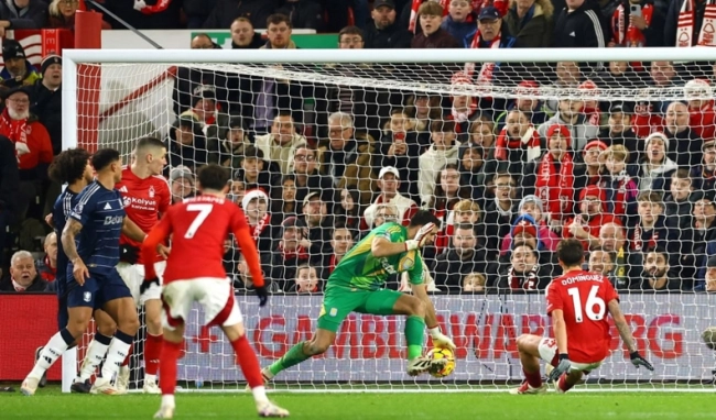 جایزه بهترین سیو فصل انگلیس برای دیبو مارتینز