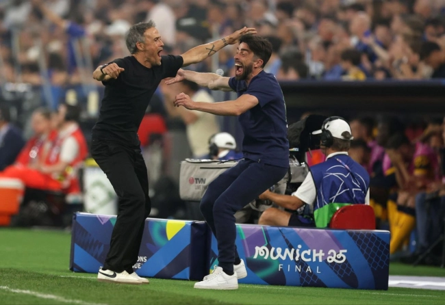 لوئیز انریکه دومین سه‌گانه تاریخی خود در فوتبال اروپا را جشن گرفت