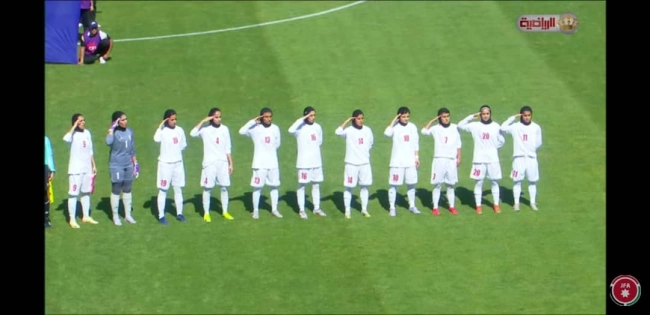 سلام نظامی ملی‌پوشان فوتبال بانوان هنگام پخش سرود ملی ایران