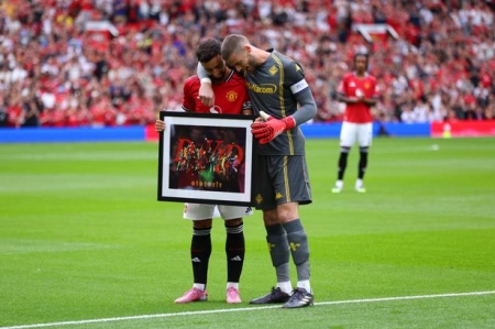 تقدیر باشکوه شیاطین سرخ از دروازه‌بان حریف! + عکس