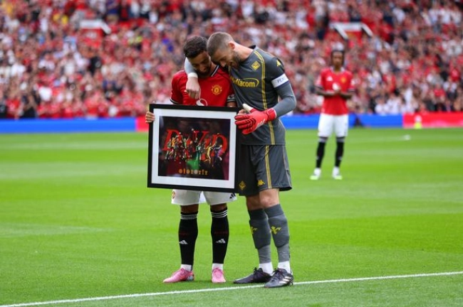 تقدیر باشکوه شیاطین سرخ از دروازه‌بان حریف! + عکس