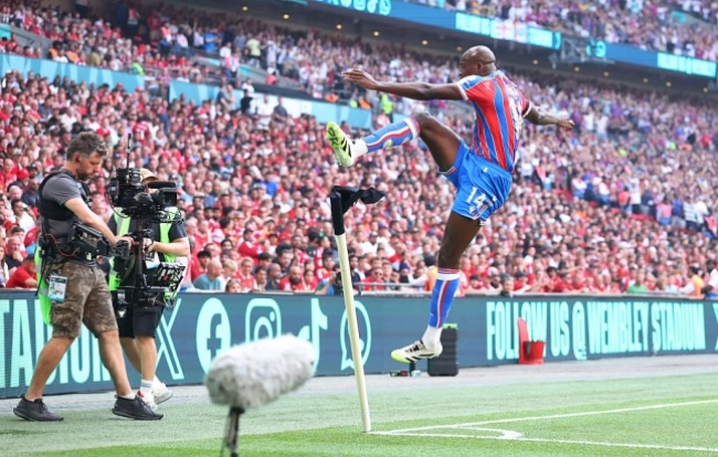 آنش خشم هواداران پالاس از بی عدالتی یوفا در ومبلی شعله ور شد + عکس‌