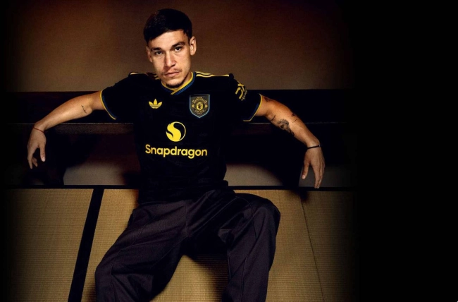 رونمایی از کیت سوم یونایتد؛ به یاد لگد کانتونا! + عکس