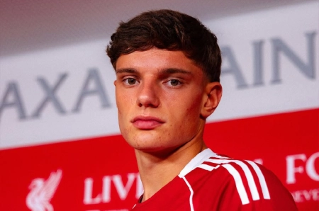 ستاره ایتالیایی پارما لباس قرمز لیورپول را پوشید + عکس