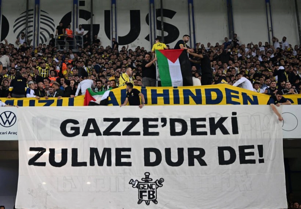 فوتبال اروپا در همبستگی با غزه؛ محکومیت جنایات اسرائیل توسط هواداران لیورنو