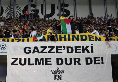 فوتبال اروپا در همبستگی با غزه؛ محکومیت جنایات اسرائیل توسط هواداران لیورنو