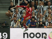 نیوکاسل ۲-۳ لیورپول؛ از کامبک ۱۰ نفره تا درخشش ستاره ۱۶ ساله در جدال جنون‌آمیز