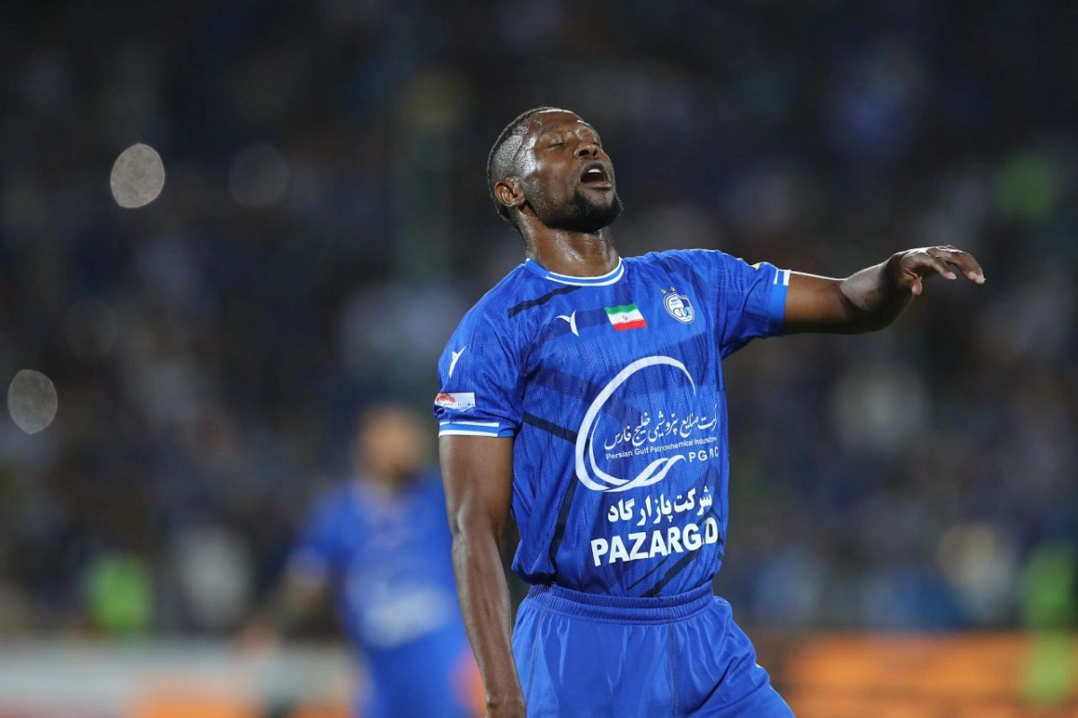 مسعود جوما تماشاگر ویژه بازی استقلال از پای تلویزیون + عکس