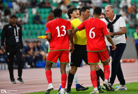 عصبانیت دوباره کی‌روش از داور ایرانی؛ کارت زرد جنجالی در دیدار عمان – ازبکستان