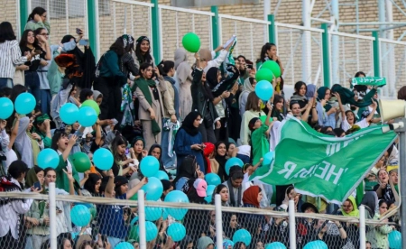 ۲ هزار بانوی لرستانی، تماشاگران ویژه بازی خیبر - فجر