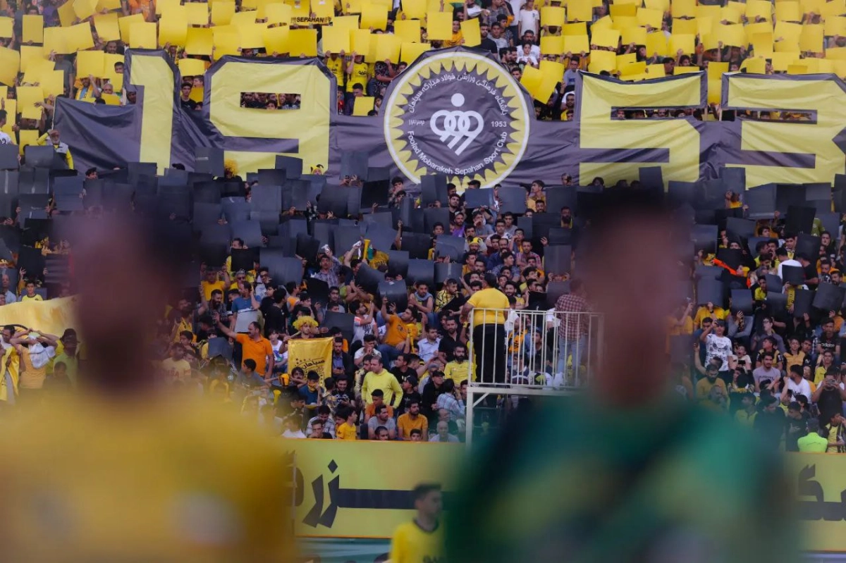 حضور هواداران پر تعداد سپاهان در سیرجان + عکس