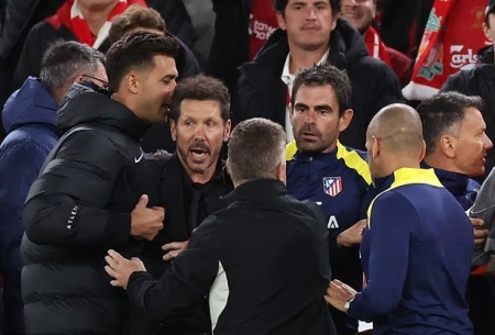 جنون در آنفیلد؛ سیمئونه با هوادار لیورپول درگیر شد! + عکس