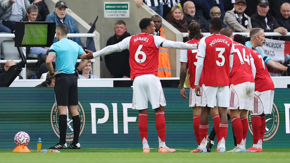 جنجال قضاوت جدال آرسنال و نیوکاسل در فضای مجازی؛ داور لیورپولی است؟