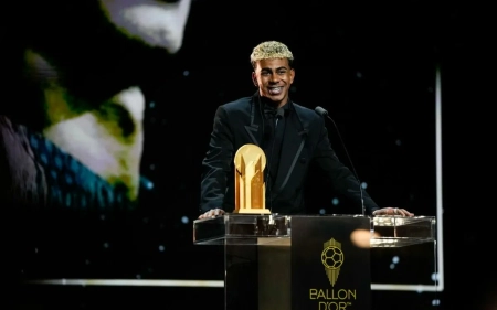 رونمایی یامال از جایزه کوپا در مونتجوییک + عکس