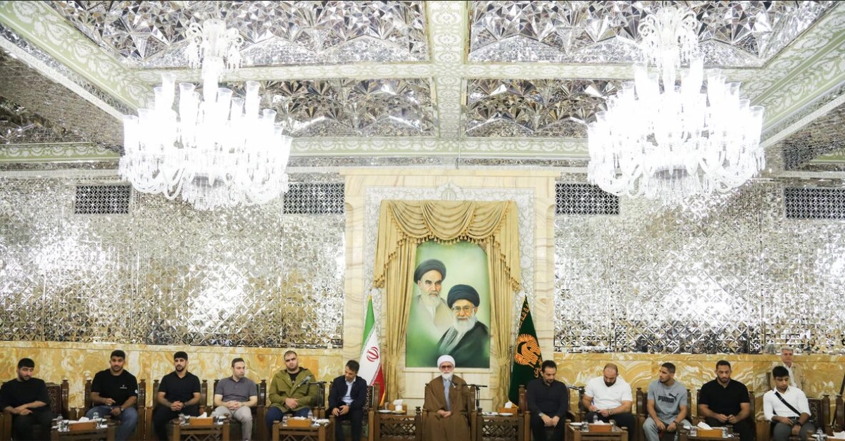 قهرمانان کشتی در بارگاه رضوی؛ اهدای مدال به موزه حرم