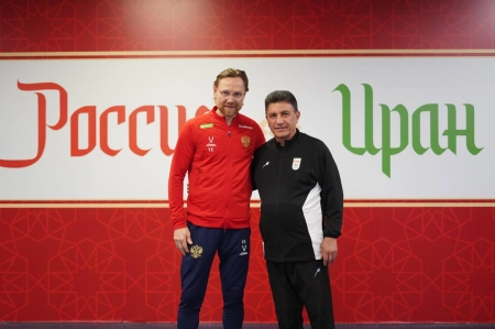 دیدار صمیمانه قلعه‌نویی و کارپین پیش از نشست خبری