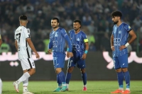 خشم رضاییان روی نیمکت؛ وقتی پیراهن استقلال پرت شد! + عکس