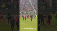 جشن بازیکنان پرسپولیس با هواداران در پایان بازی با استقلال خوزستان