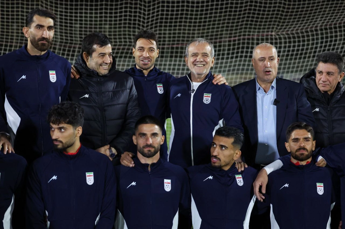 تمرین پرشور ملی‌پوشان با حضور رئیس‌جمهور؛ پزشکیان پا به توپ شد! + عکس‌