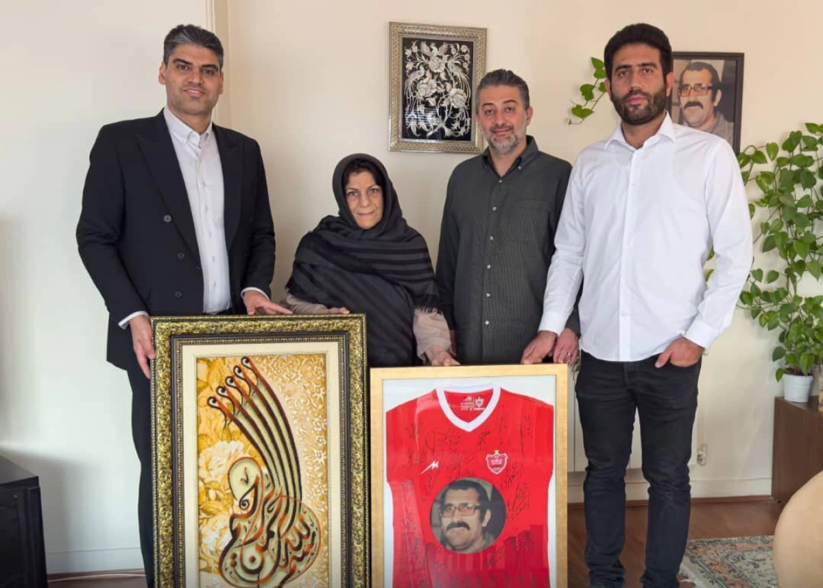 مدیران پرسپولیس در منزل شهید درفشی‌فر