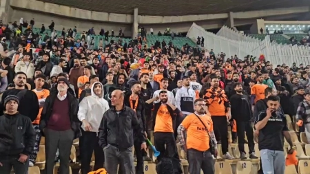 تشویق هواداران پادیاب در جریان دیدار با استقلال