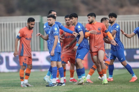 حاشیه‌های جنجالی دیدار استقلال؛ بازیکن پادیاب ۷ نشان داد! + عکس