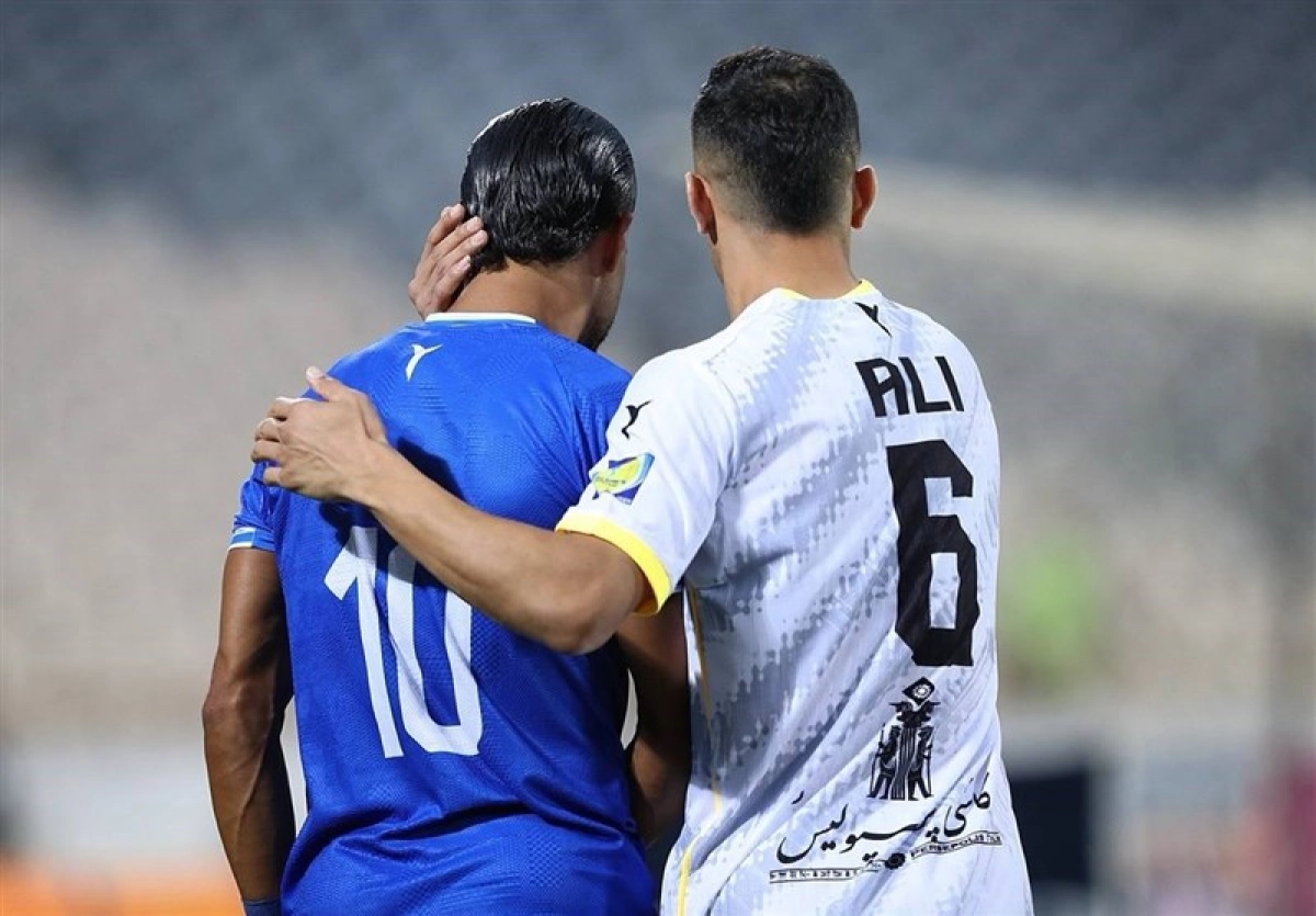 آلودگی هوا مانع نشد؛ دیدار استقلال و فولاد با تماشاگر