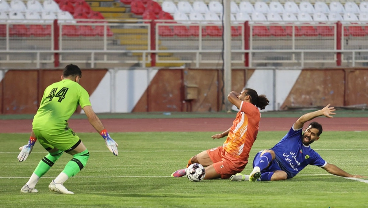 حواشی عجیب در لیگ یک؛ حمله به خبرنگاران پس از شکست تیم فکری!