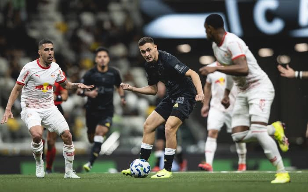 شباب الاهلی برای آزمون رقیب خرید