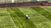 آماده سازی چمن و رنگ کردن نقطه پنالتی در ورزشگاه شهرقدس